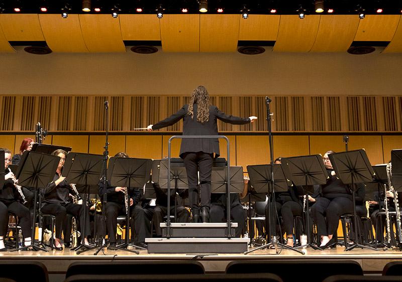 在线博彩 student conducting